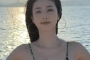 白鹿海边手势舞引爆夏日，豹纹吊带展现辣妹魅力