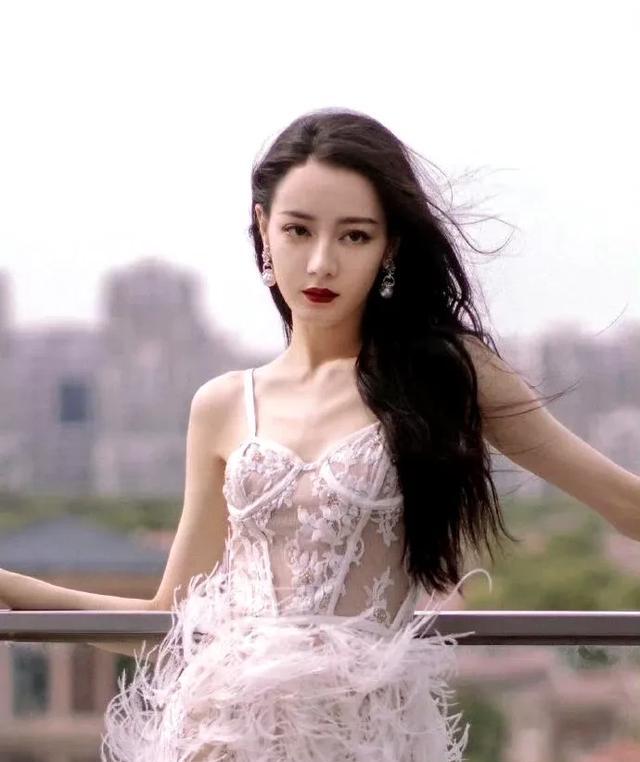迪丽热巴捂胸动作