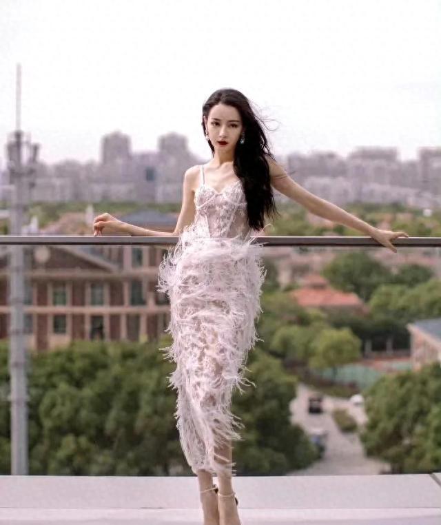 迪丽热巴白色蕾丝裙造型