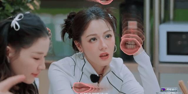 迪丽热巴搬电视机瞬间抓拍