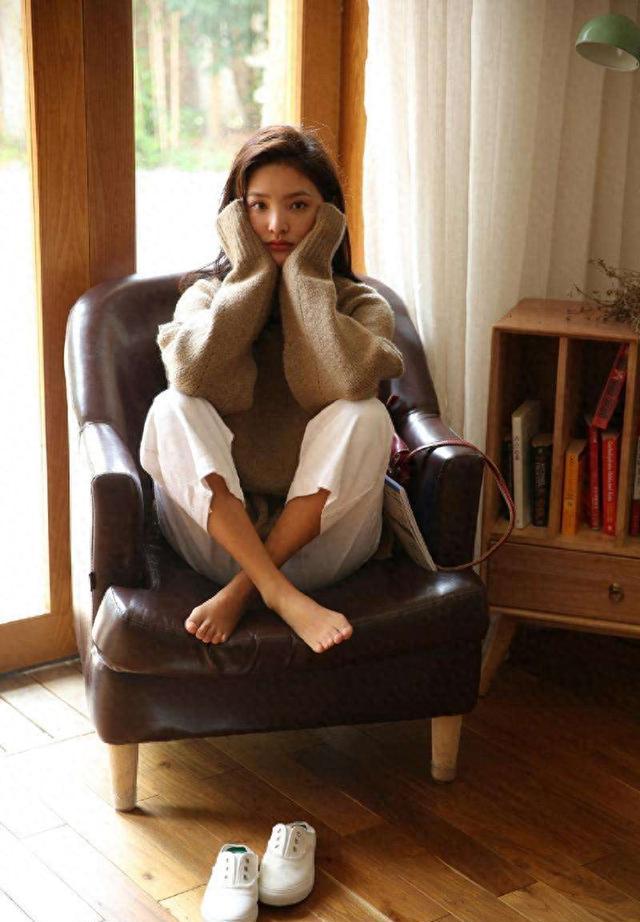 章若楠美足特写