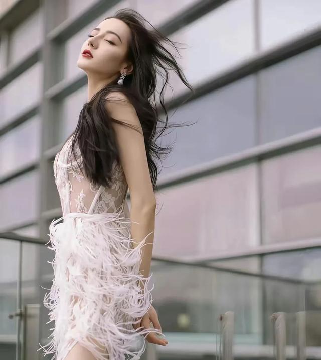 迪丽热巴时尚哲学展示