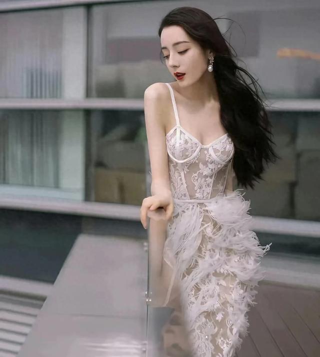 迪丽热巴蕾丝裙装展示曼妙曲线
