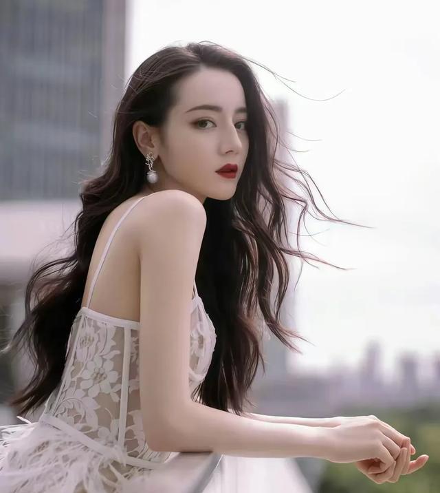 迪丽热巴透视设计展现自信