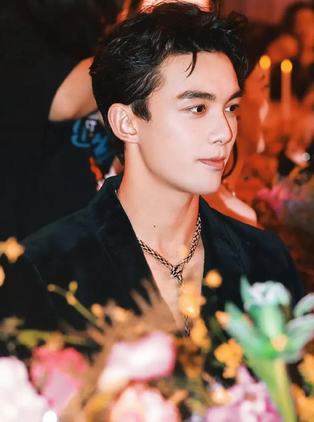 吴磊杂志封面