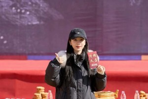 杨紫新剧《生命树》开机，羽绒服造型活力比耶