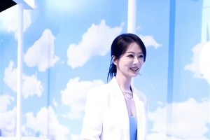 杨紫成都蓝毯惊艳亮相，高定礼服藏敦煌金线细节