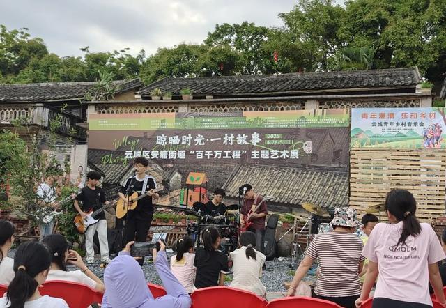 青年表演精彩瞬间
