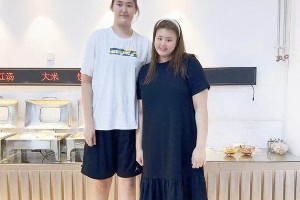 刘禹彤与张子宇合影：女篮新星携手未来