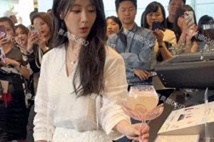 杨紫杭州活动亮相，真实可爱引粉丝心疼