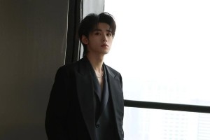 宋亚轩微博晒九宫格靓照，粉丝热议颜值与魅力