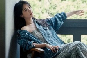 杨紫杭州街拍：碎花裙配牛仔外套，清新慵懒风美出新高度