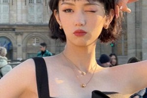 周也巴黎时装周黑金礼服惊艳全场，复古短发造型封神