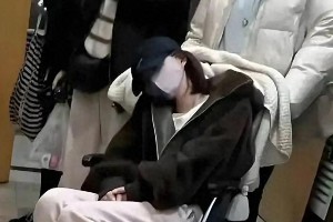 赵露思病愈复出，红裙亮相三里屯引粉丝围观