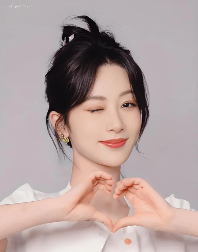 杨紫片场花絮比心