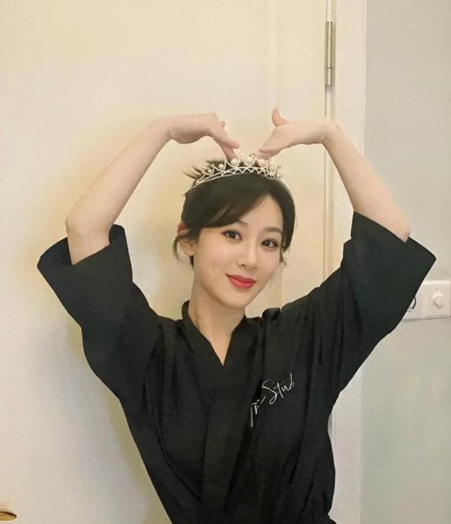 杨紫对镜头比心眨眼